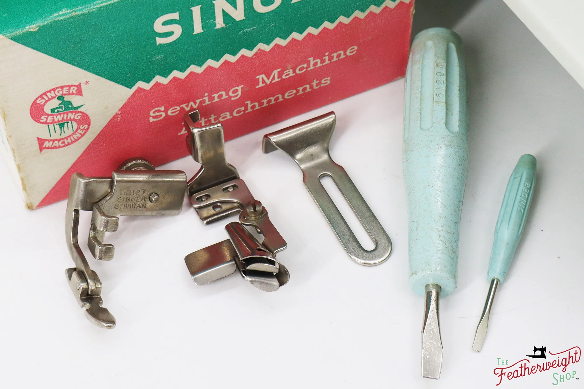 Singer Featherweight 221K Sewing Machine, WHITE FA2261** - RARE Case! - Image 17