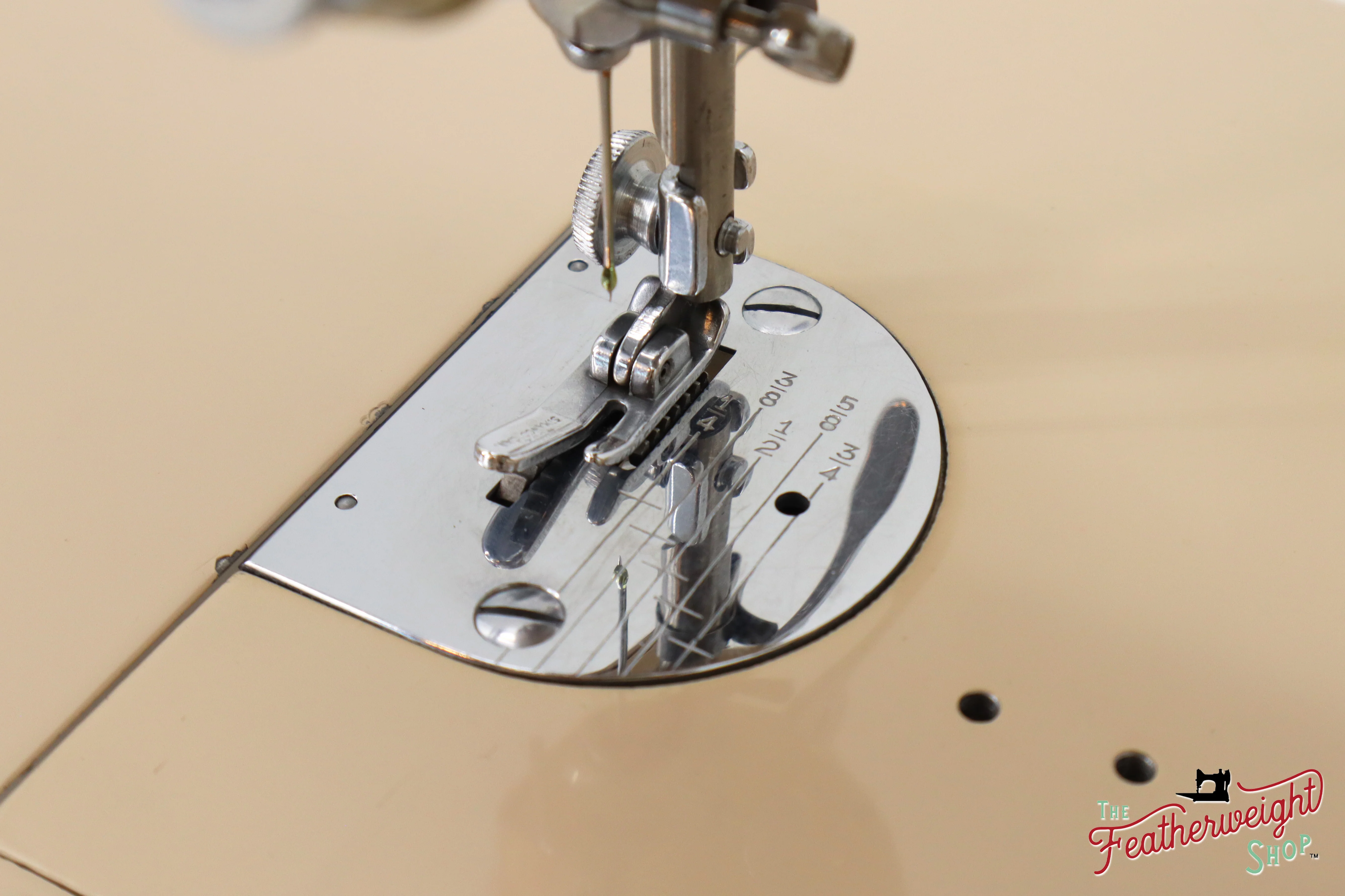 Singer Featherweight 221J Sewing Machine, Tan - ES8804** - Image 17
