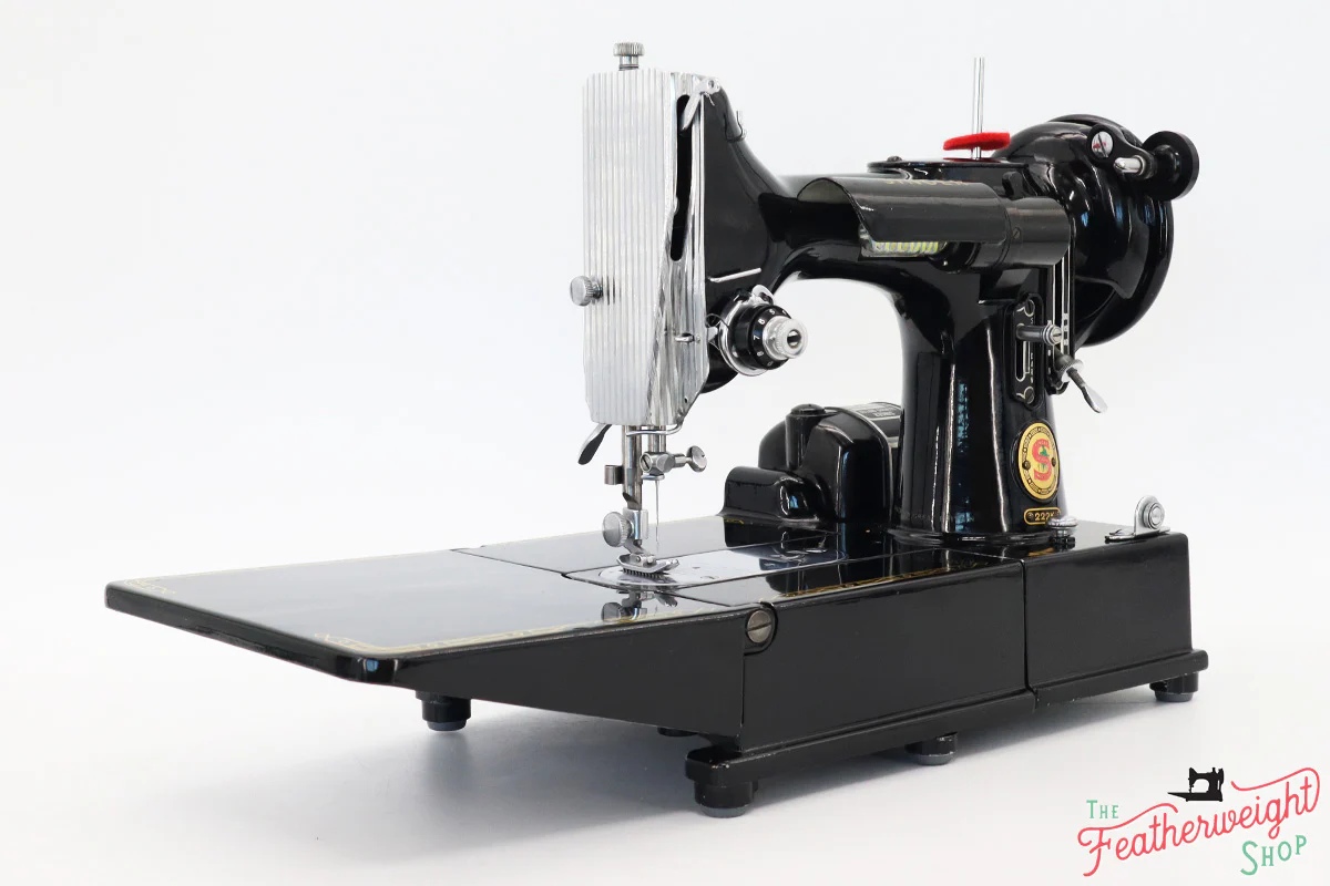 Singer Featherweight 222K Red 'S' Sewing Machine, ER317*** - Image 2