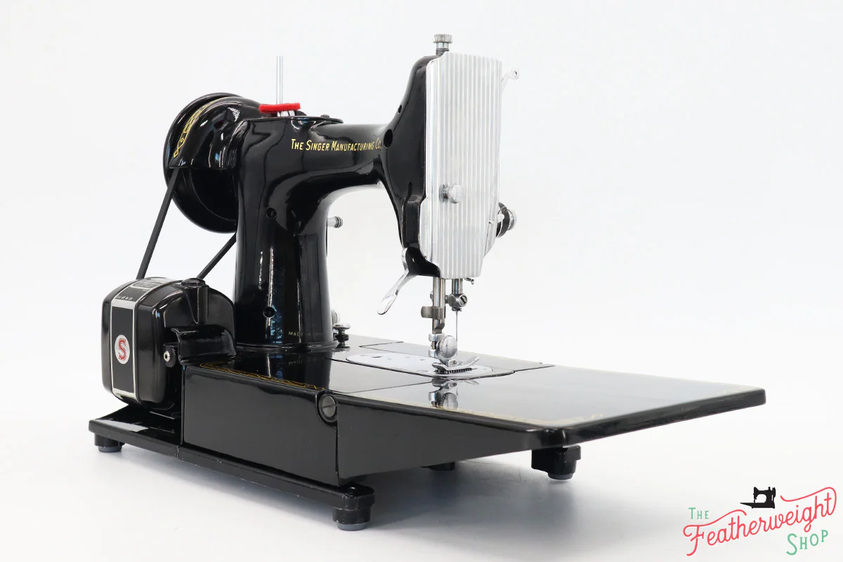 Singer Featherweight 222K Red 'S' Sewing Machine, ER317*** - Image 6