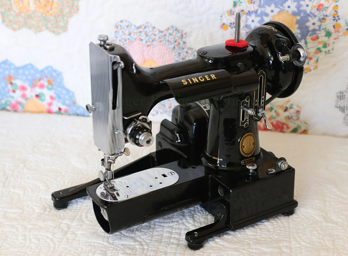 Singer Featherweight 222K Sewing Machine EK324*** - Image 2