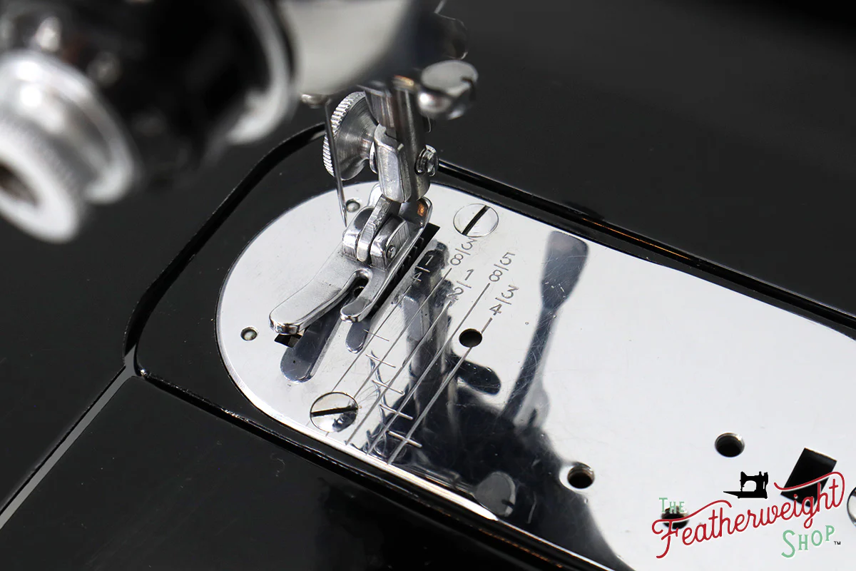 Singer Featherweight 222K Sewing Machine - EK3262**, 1955 - Image 18