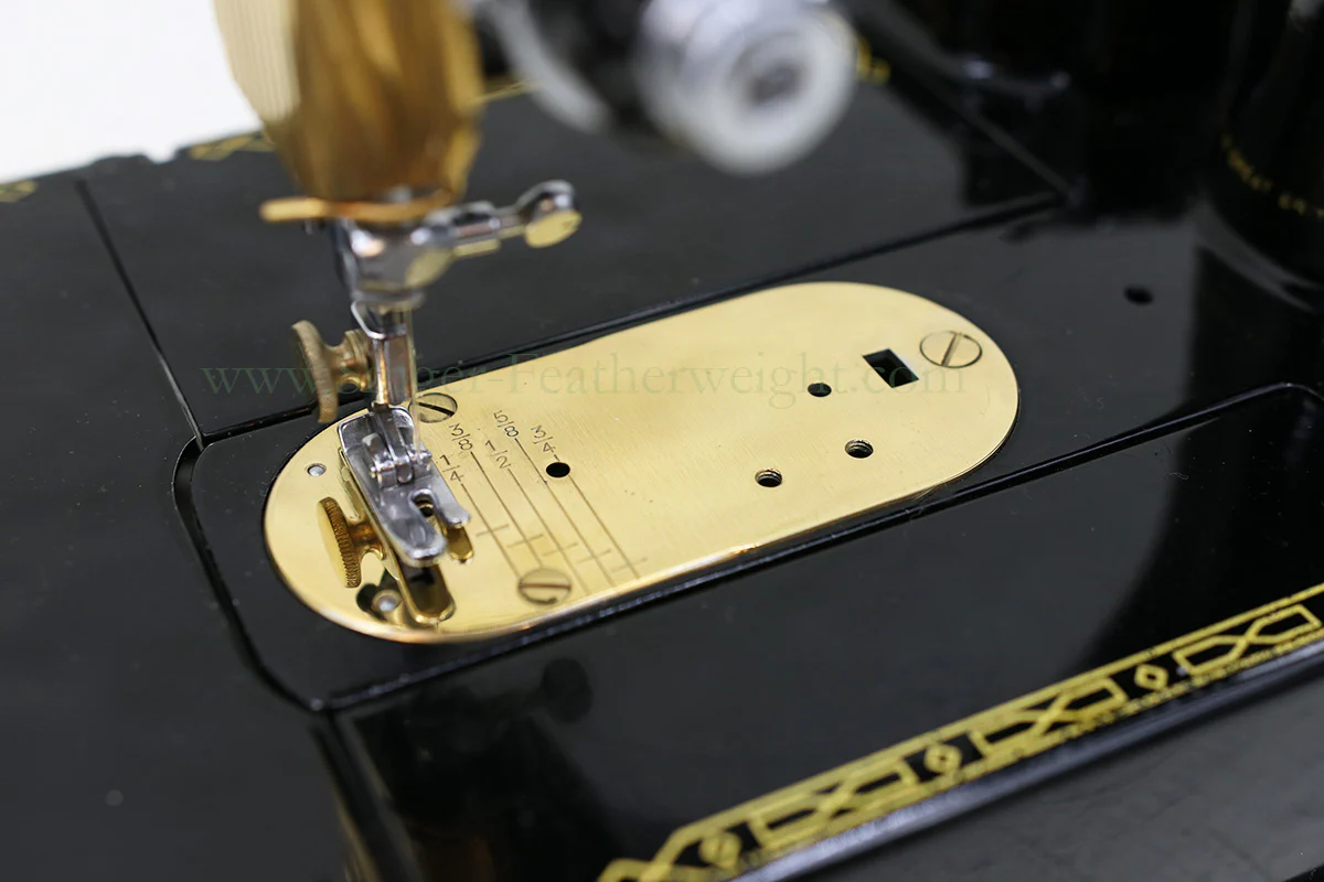 Singer Featherweight 222K Sewing Machine EK634*** GOLD PLATED!!! - Image 4