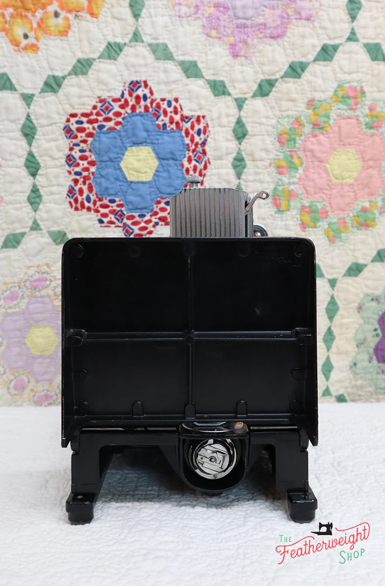 Singer Featherweight 222K Sewing Machine EK6362** - Image 6