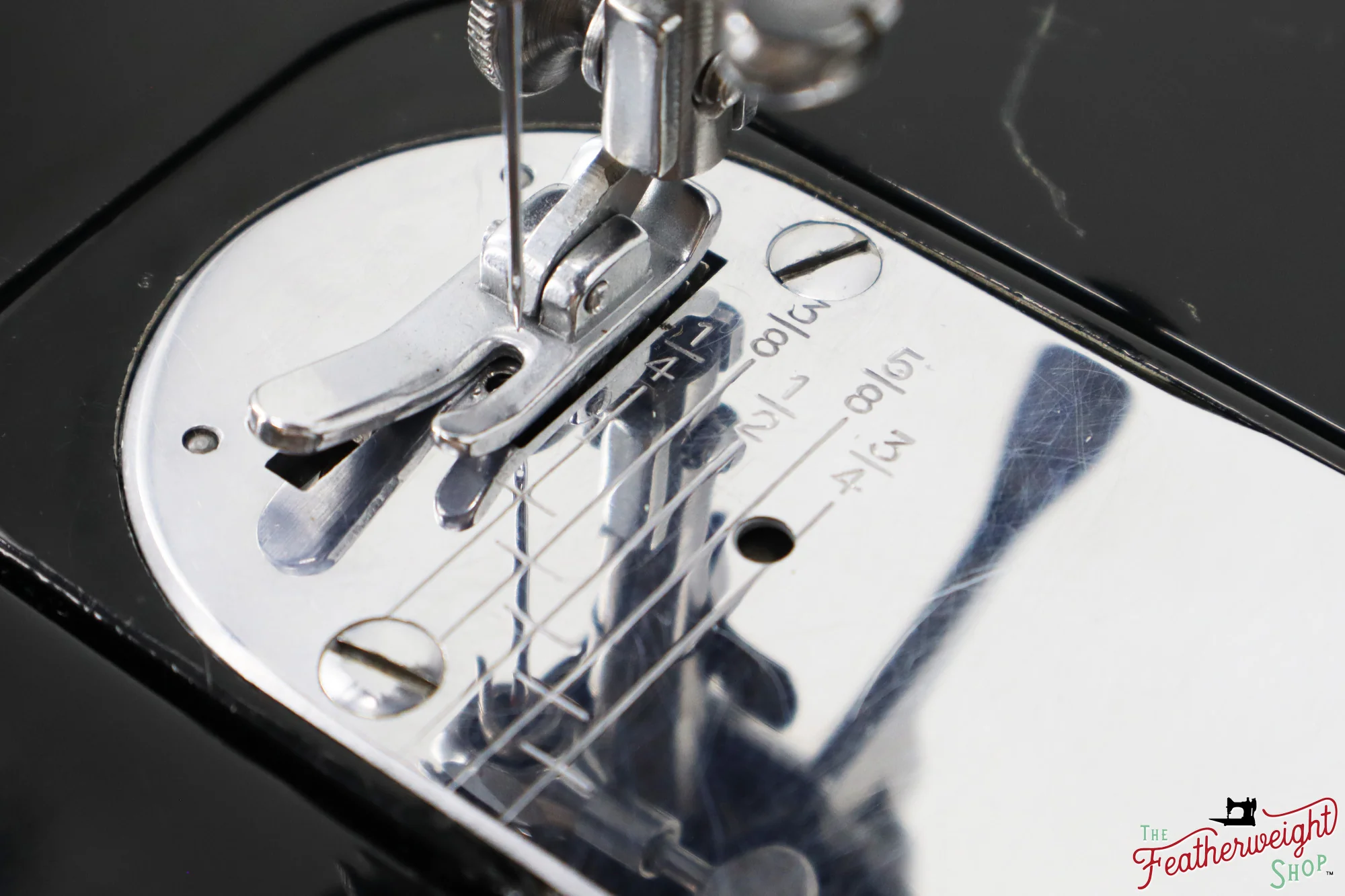 Singer Featherweight 222K Sewing Machine - EL686 - 1956 - Image 17