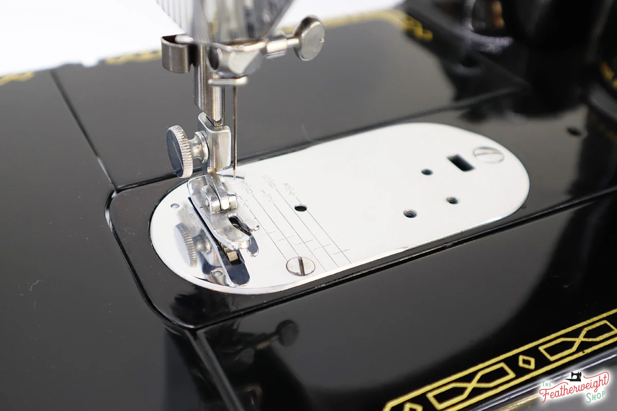 Singer Featherweight 222K Sewing Machine EM2350** - Image 18