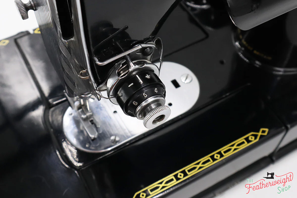 Singer Featherweight 222K Sewing Machine EM2353** - Image 17