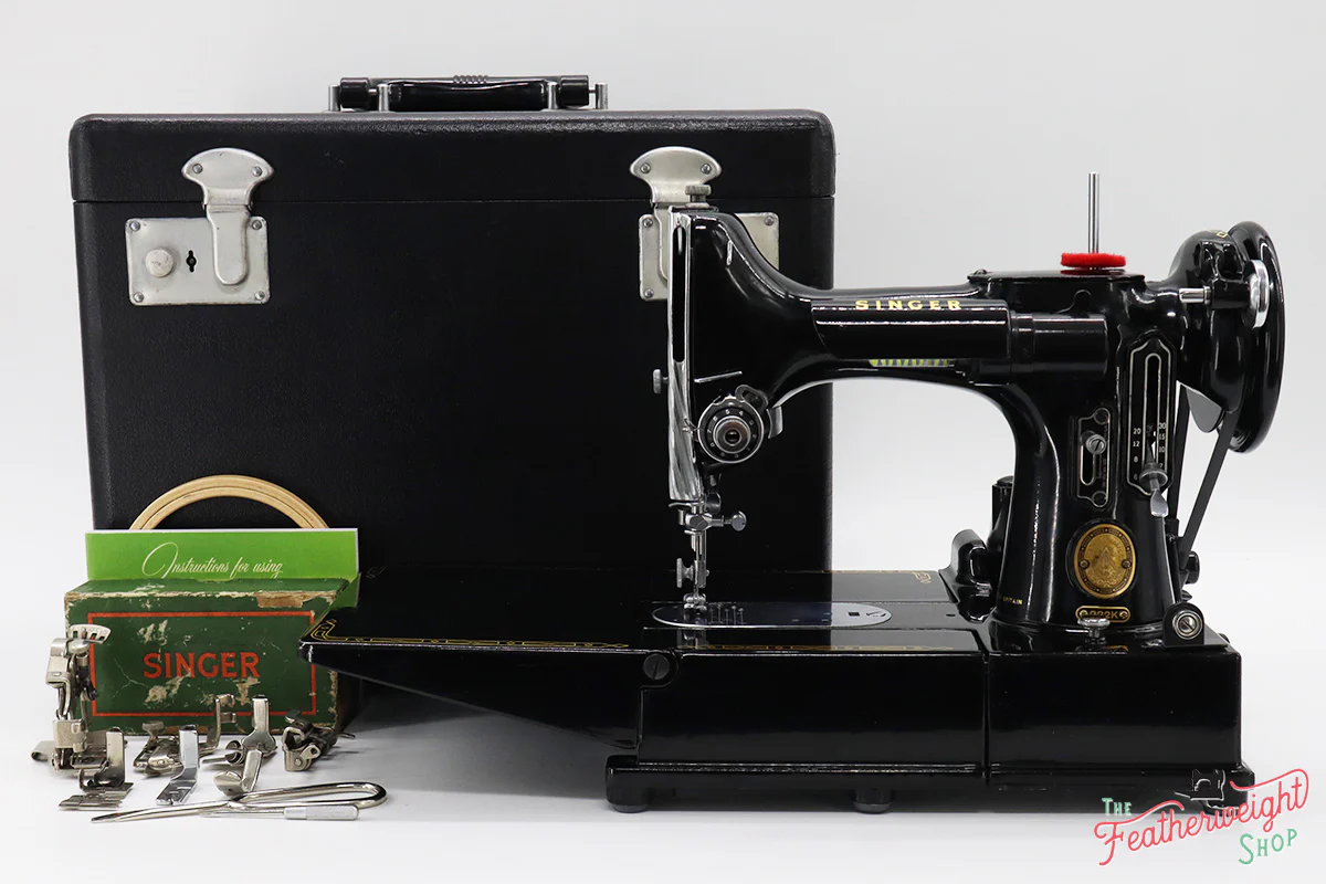 Singer Featherweight 222K Sewing Machine EM2353** - Image 2