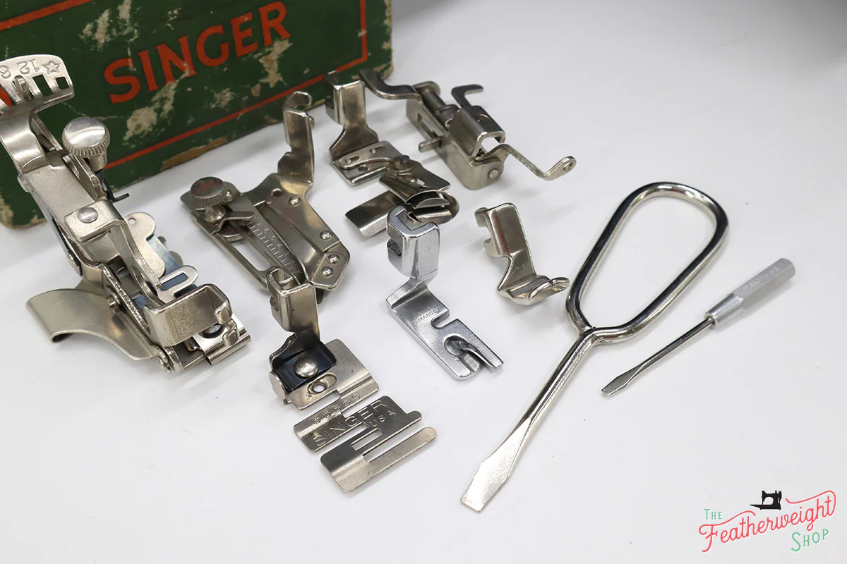 Singer Featherweight 222K Sewing Machine EM2353** - Image 20