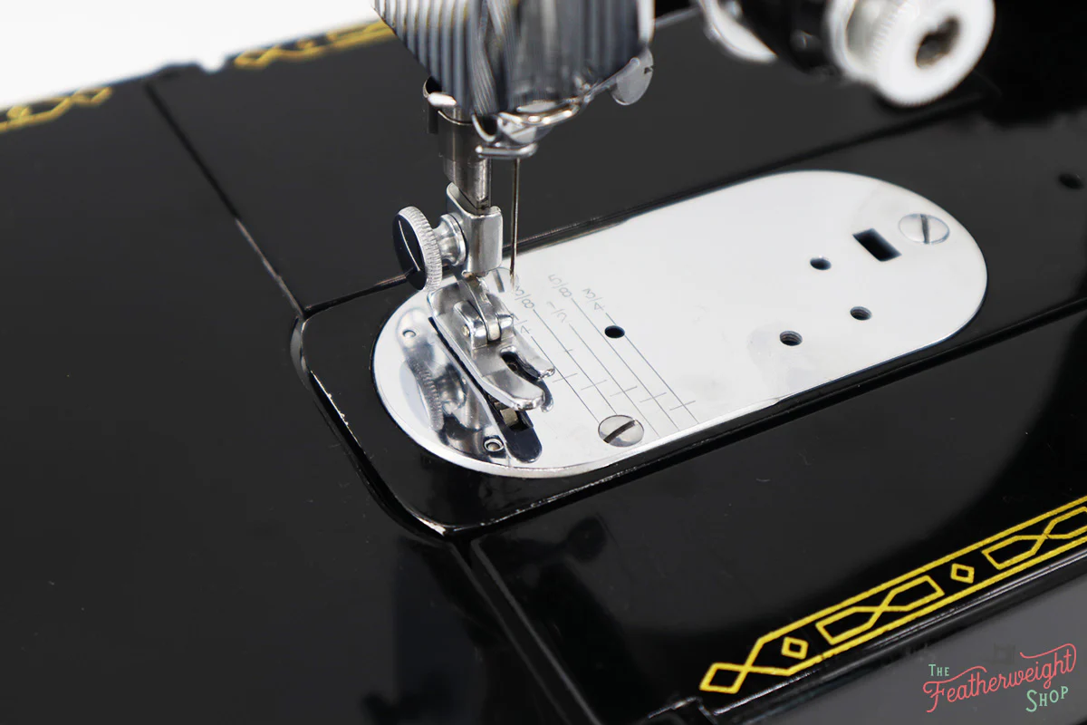 Singer Featherweight 222K Sewing Machine EM236*** - Image 16