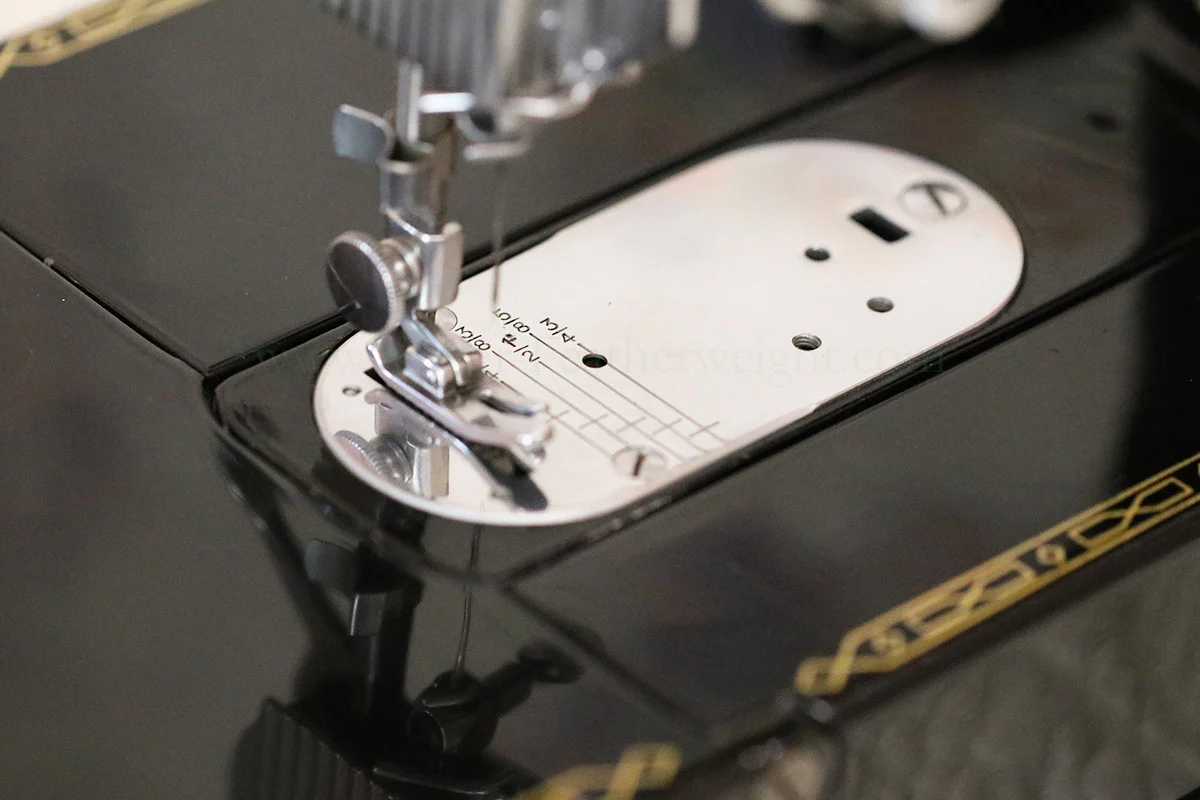 Singer Featherweight 222K Sewing Machine EM6011** - Image 10