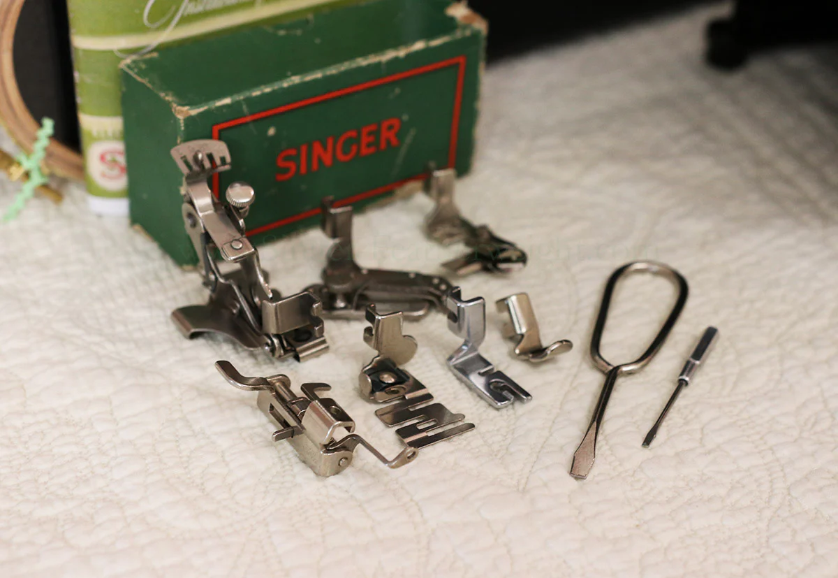 Singer Featherweight 222K Sewing Machine EM6011** - Image 19