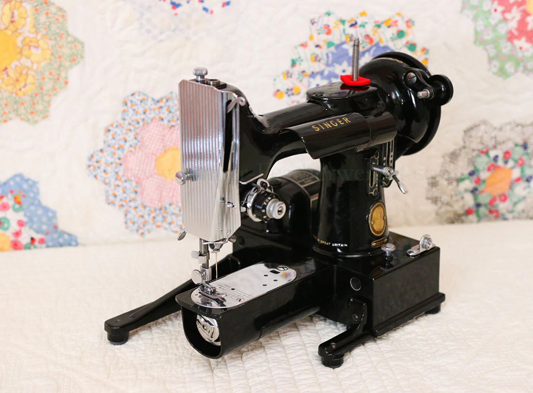 Singer Featherweight 222K Sewing Machine EM6011** - Image 3