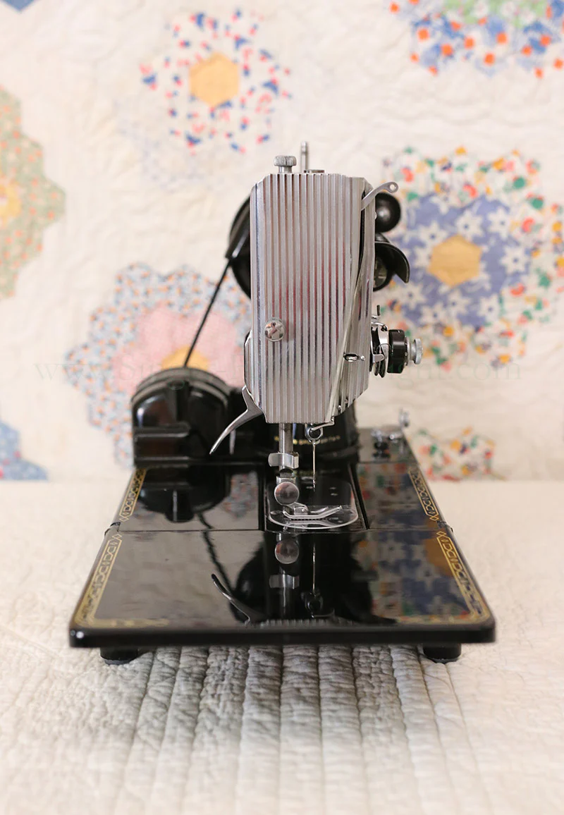 Singer Featherweight 222K Sewing Machine EM6011** - Image 4