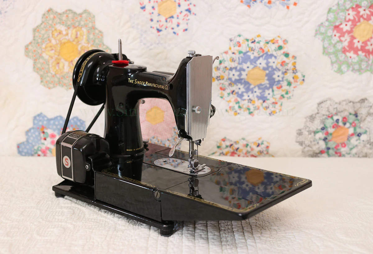 Singer Featherweight 222K Sewing Machine EM6011** - Image 6