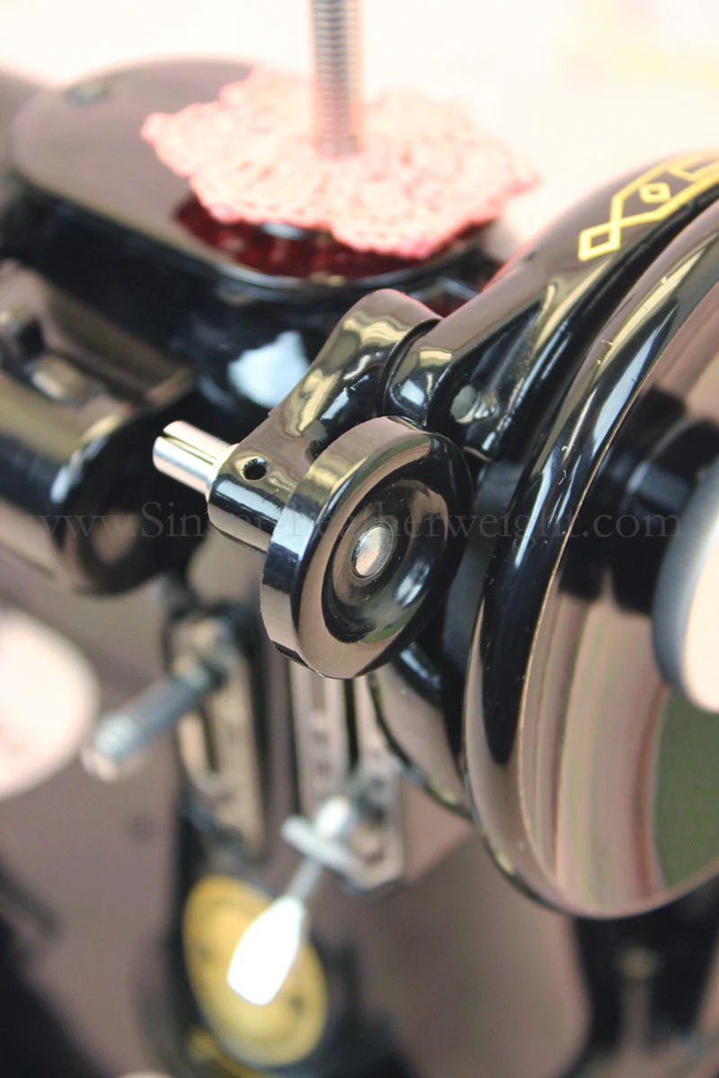 Singer Featherweight 222K Sewing Machine EM602*** - Image 15