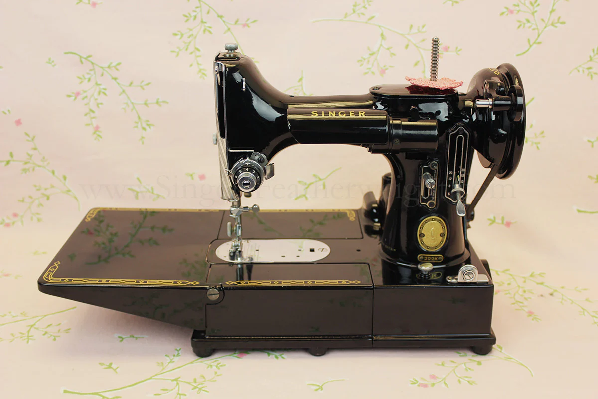 Singer Featherweight 222K Sewing Machine EM602*** - Image 4