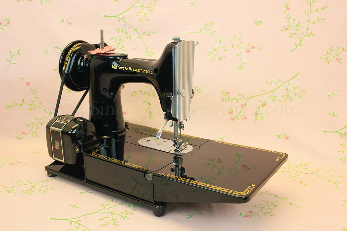 Singer Featherweight 222K Sewing Machine EM602*** - Image 7
