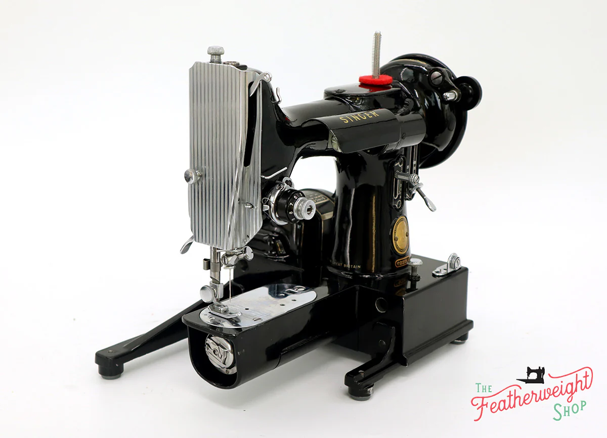 Singer Featherweight 222K Sewing Machine EM6024** - Image 2