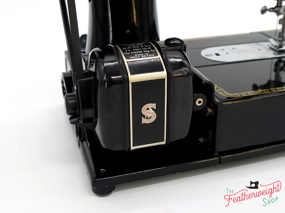 Singer Featherweight 222K Sewing Machine EM6024** - Image 20