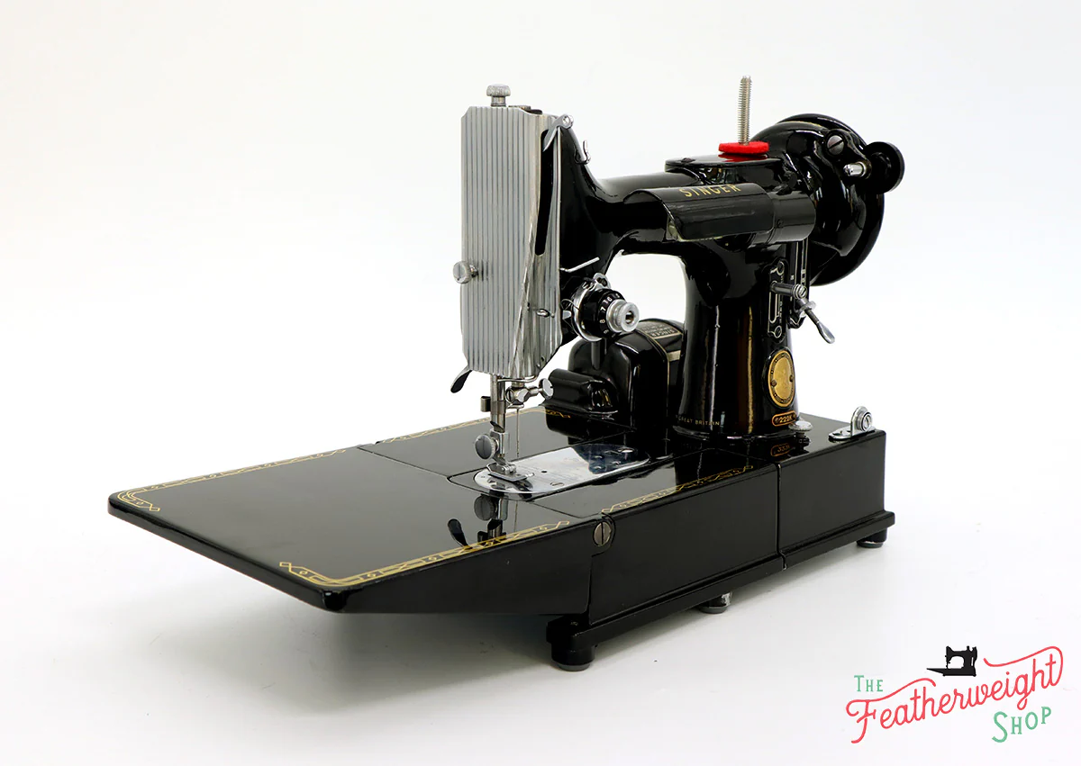 Singer Featherweight 222K Sewing Machine EM6024** - Image 4