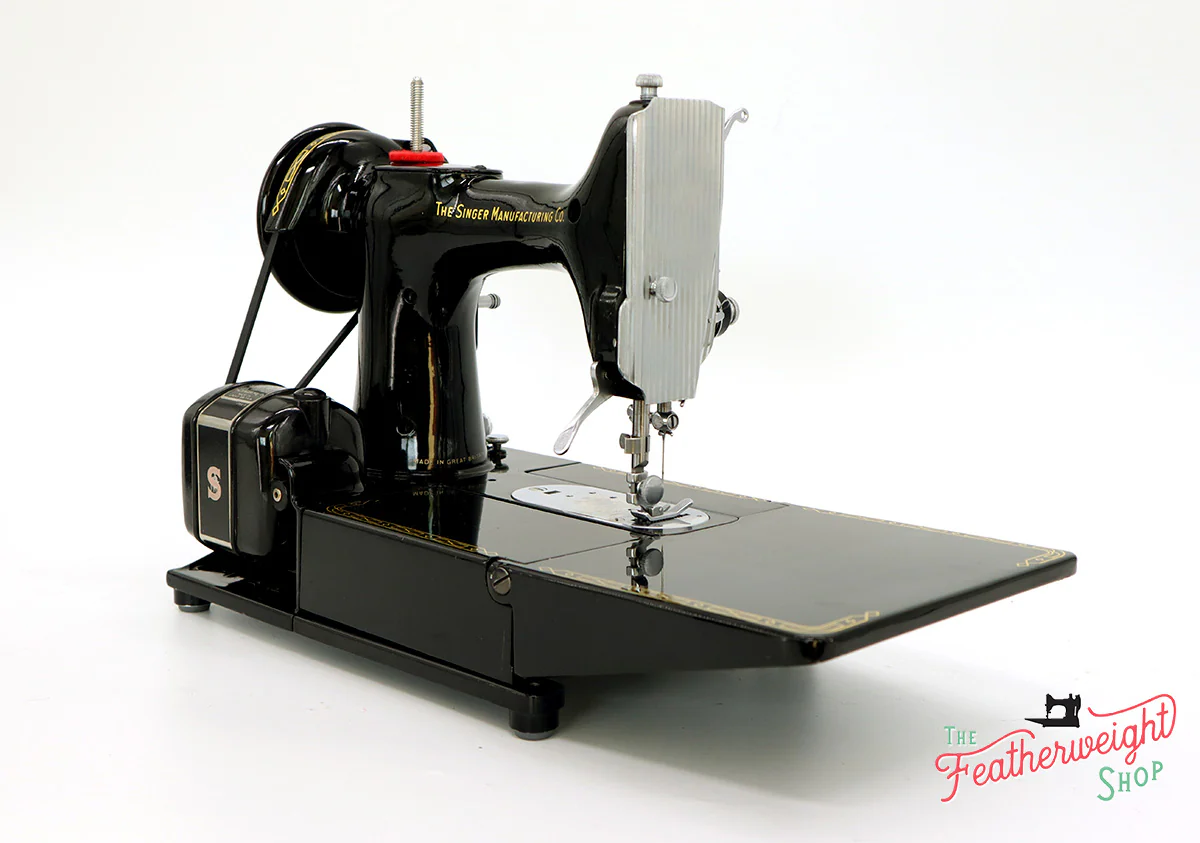 Singer Featherweight 222K Sewing Machine EM6024** - Image 7