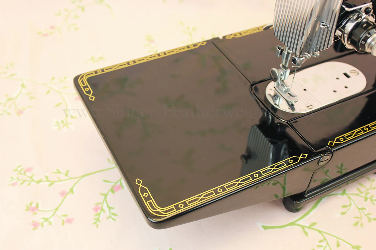 Singer Featherweight 222K Sewing Machine EM6047** - Image 14