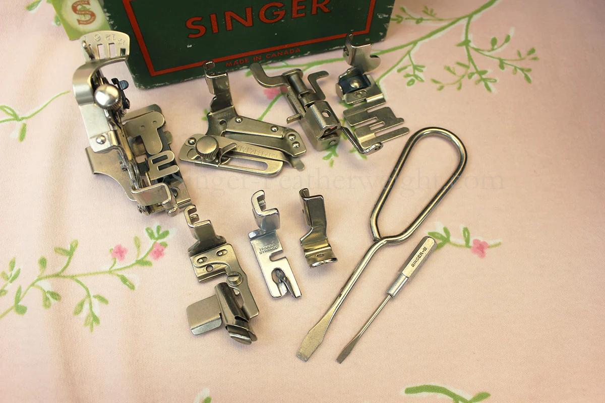 Singer Featherweight 222K Sewing Machine EM6047** - Image 19