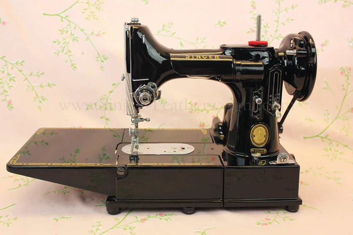 Singer Featherweight 222K Sewing Machine EM6047** - Image 3