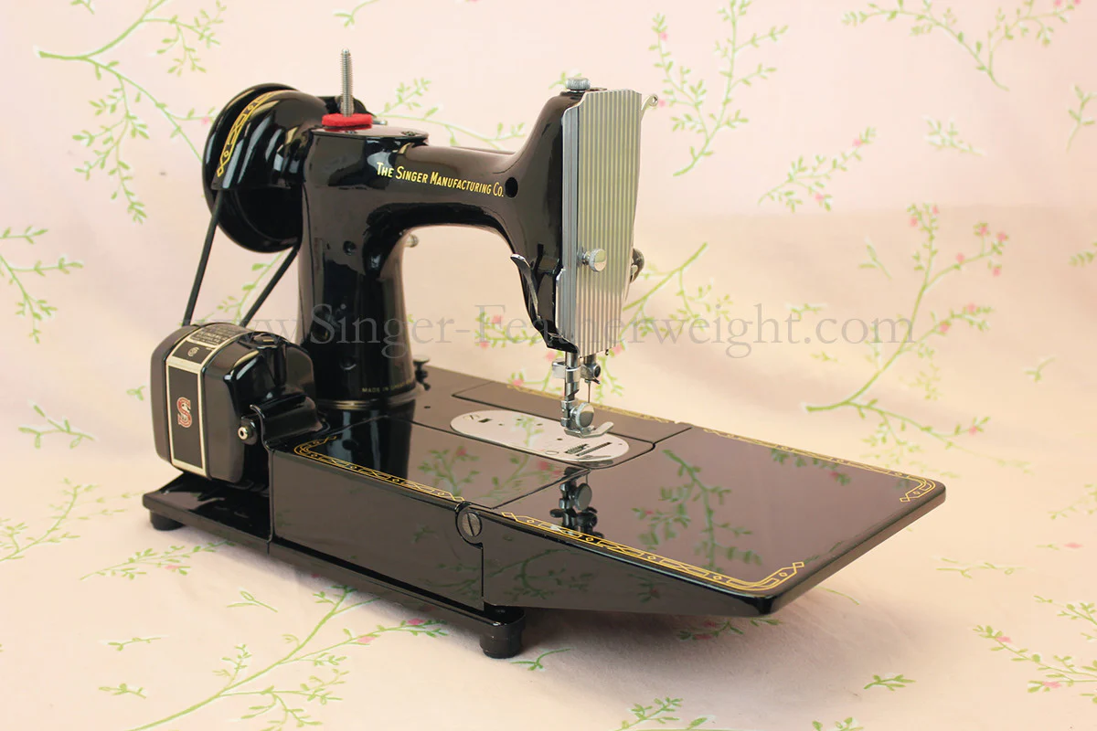 Singer Featherweight 222K Sewing Machine EM6047** - Image 4