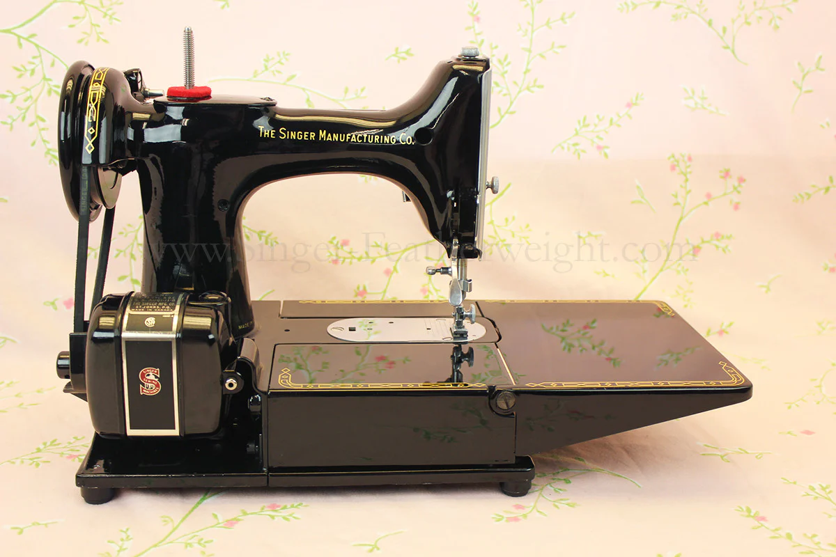 Singer Featherweight 222K Sewing Machine EM6047** - Image 5