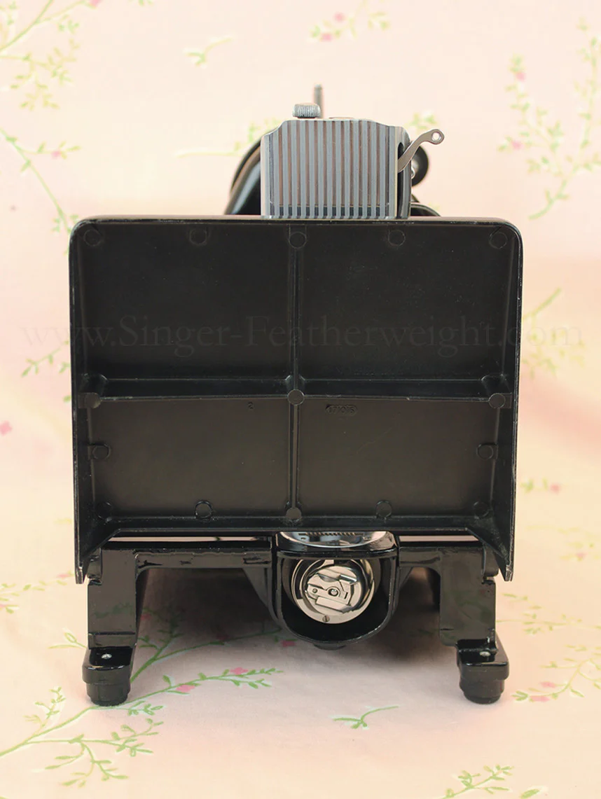 Singer Featherweight 222K Sewing Machine EM6047** - Image 8
