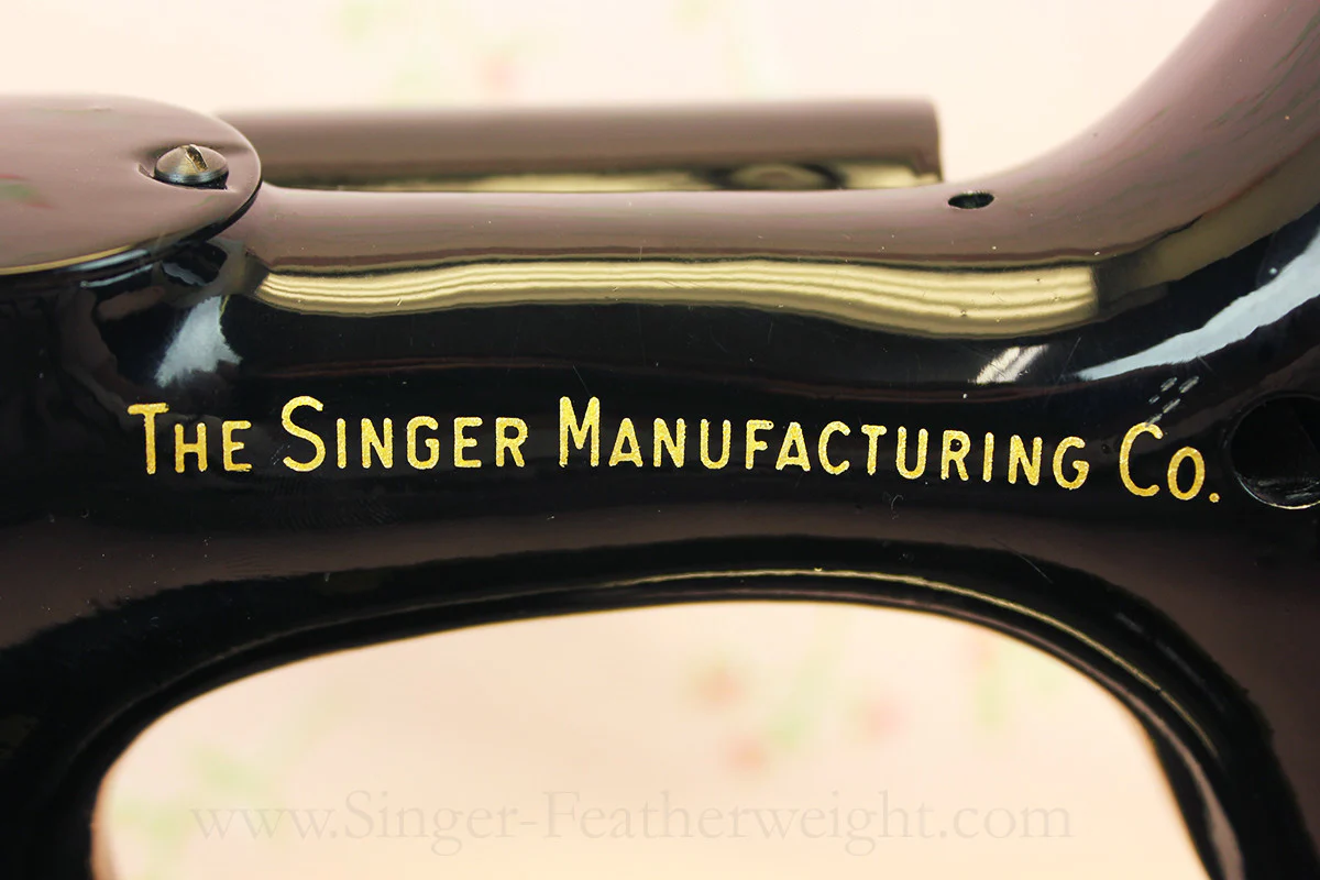 Singer Featherweight 222K Sewing Machine EM6047** - Image 9