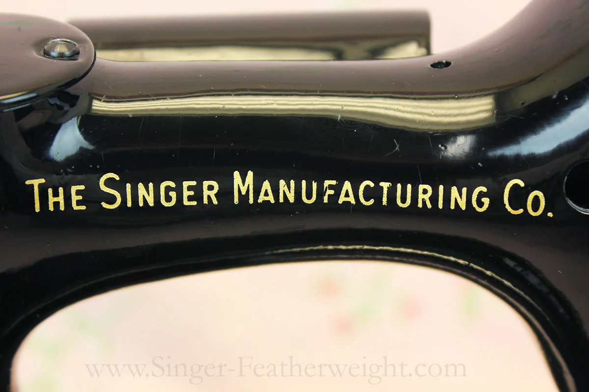 Singer Featherweight 222K Sewing Machine EM6046** - Image 9