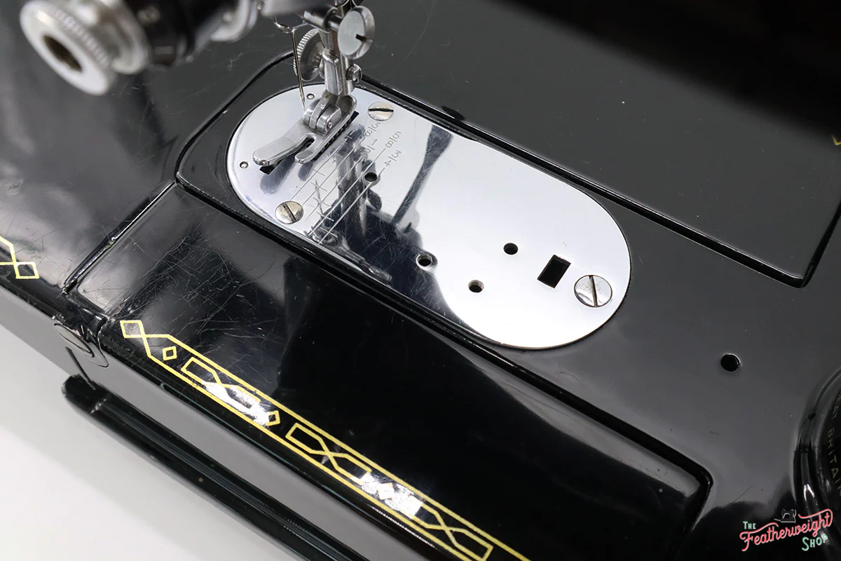 Singer Featherweight 222K Sewing Machine EM60467* - Image 9