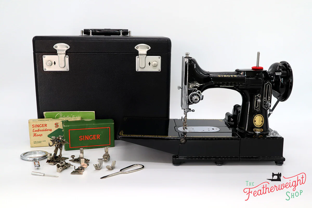 Singer Featherweight 222K Sewing Machine EM9573** - Image 2