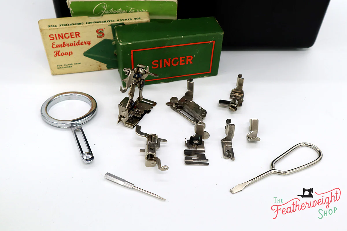 Singer Featherweight 222K Sewing Machine EM9573** - Image 20