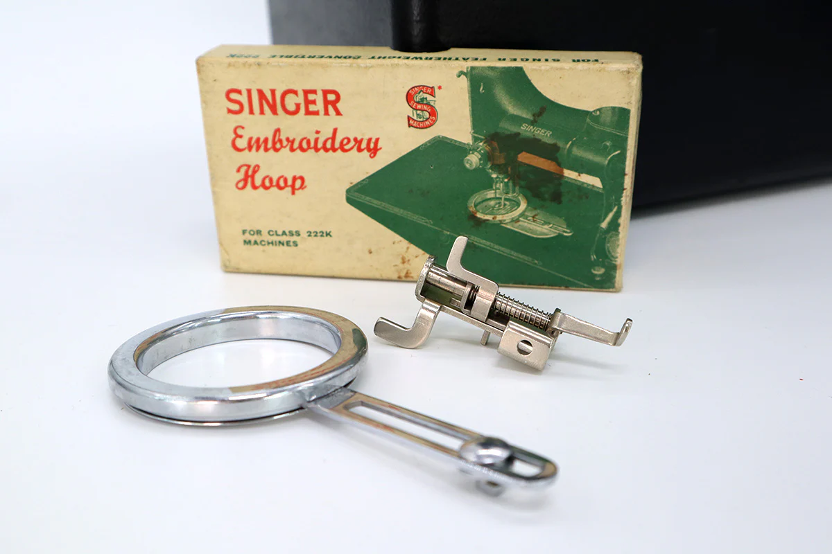 Singer Featherweight 222K Sewing Machine EM9573** - Image 21