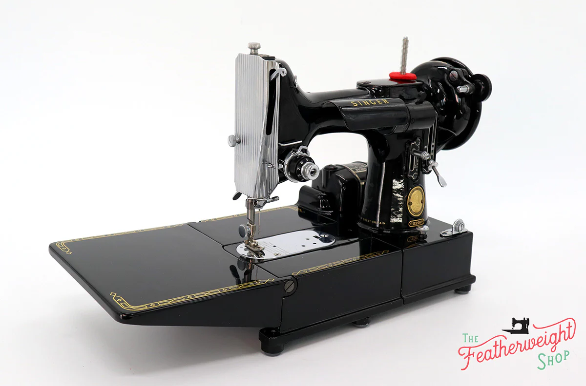 Singer Featherweight 222K Sewing Machine EM9573** - Image 4