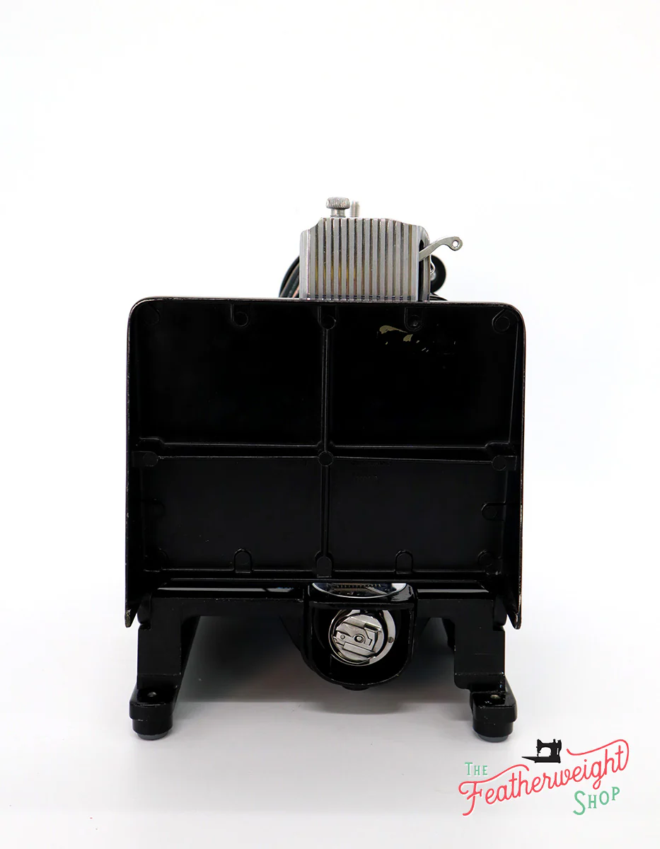 Singer Featherweight 222K Sewing Machine EM9573** - Image 6