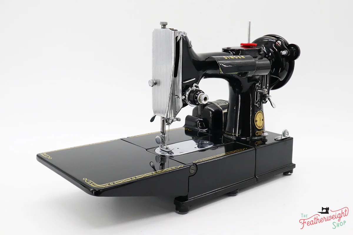 Singer Featherweight 222K Sewing Machine EM9577** - Image 4