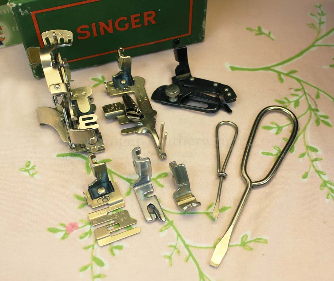 Singer Featherweight 222K Sewing Machine EM958** - Image 18