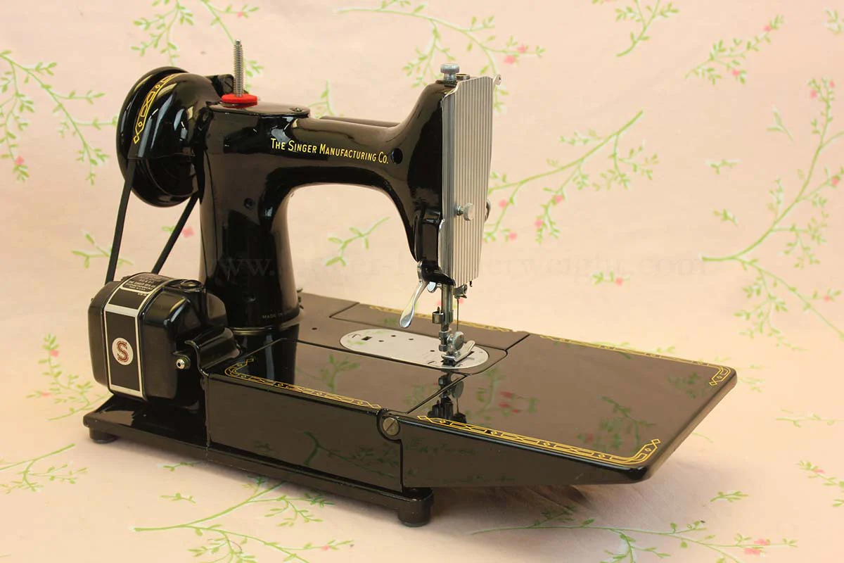 Singer Featherweight 222K Sewing Machine EM958** - Image 7
