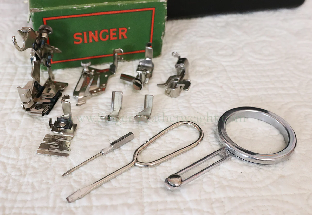 Singer Featherweight 222K Sewing Machine EM9581** - Image 21