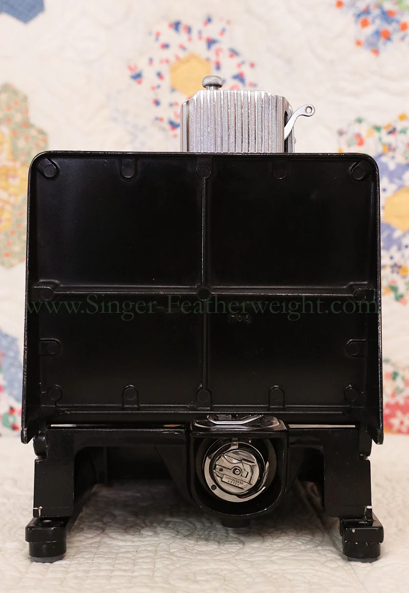Singer Featherweight 222K Sewing Machine EM9581** - Image 5