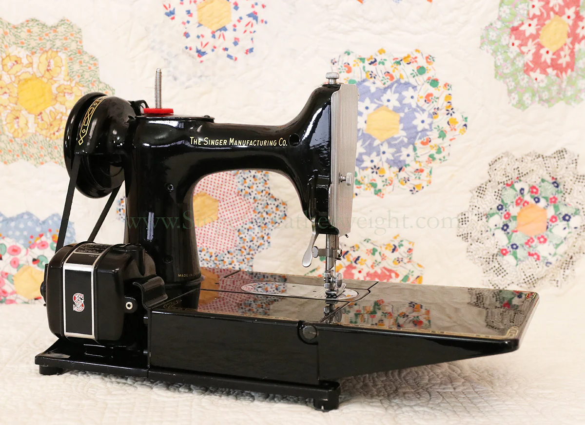 Singer Featherweight 222K Sewing Machine EM9581** - Image 7