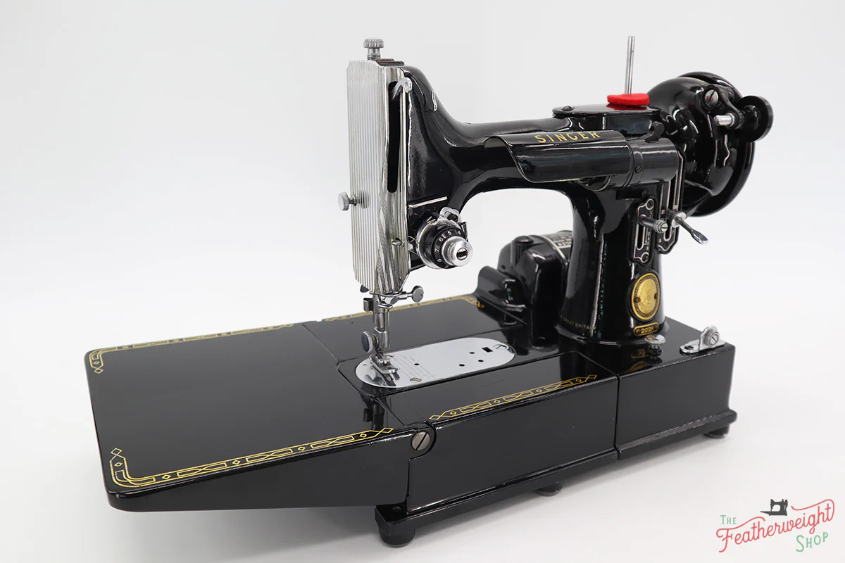 Singer Featherweight 222K Sewing Machine EM9583** - Image 3