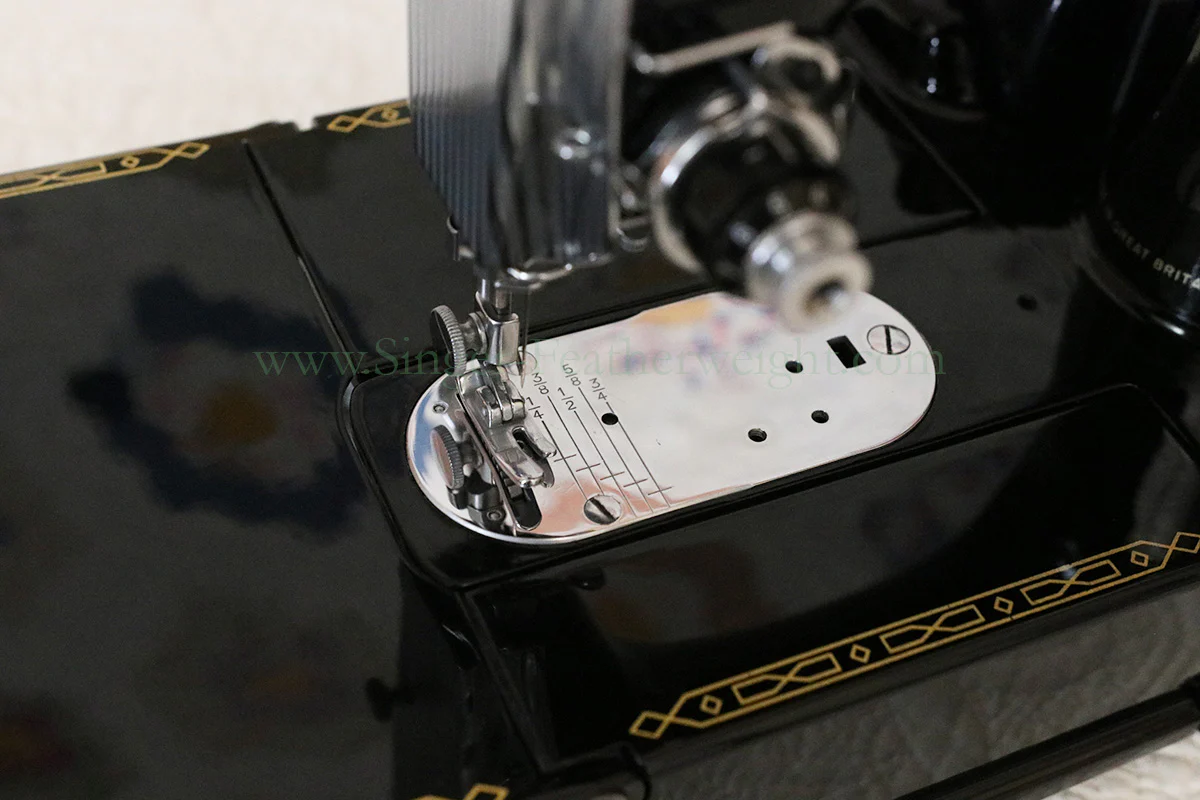 Singer Featherweight 222K Sewing Machine EM9584** - Image 13