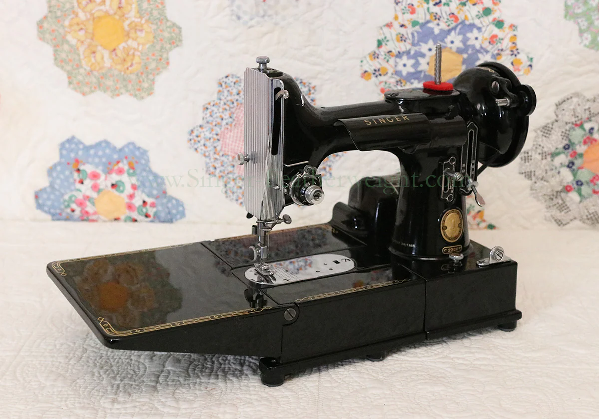 Singer Featherweight 222K Sewing Machine EM9584** - Image 3