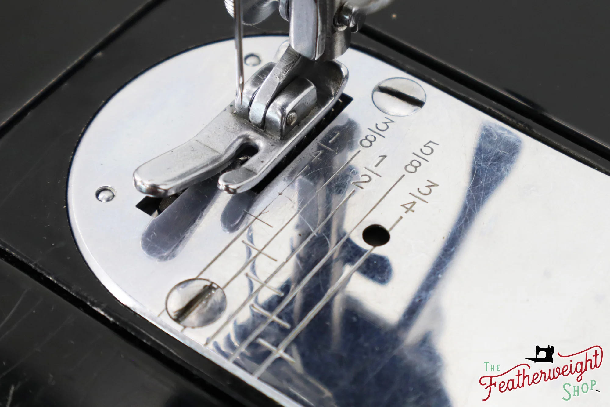 Singer Featherweight 222K Sewing Machine - EM959*** - 1957 - Image 18
